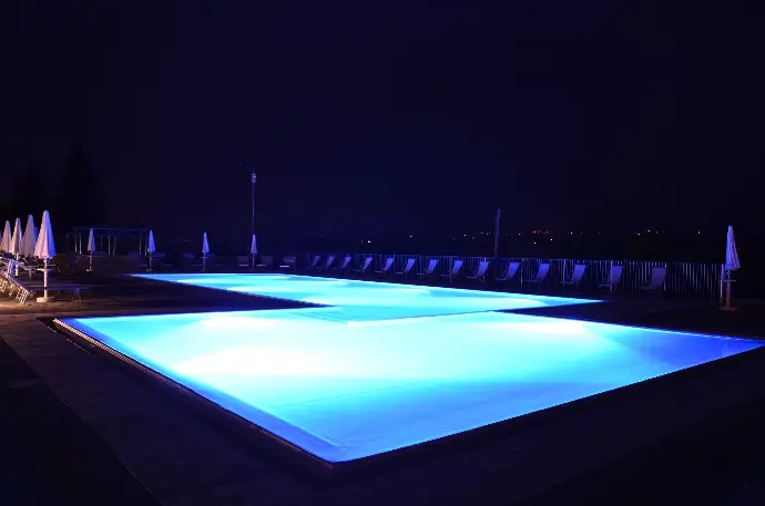 piscina interrata illuminazione